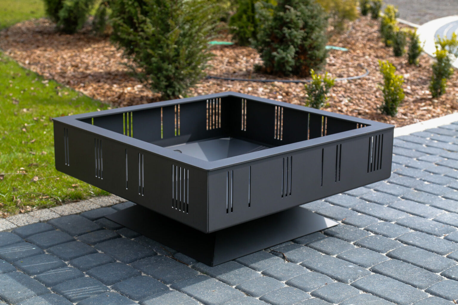 Der Kratki Quadrum • Outdoor-Kamin bei MCS Design