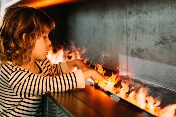 Kind mit Flammensimulation